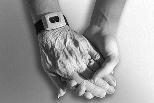 Tout savoir sur le bracelet alarme pour personnes âgées